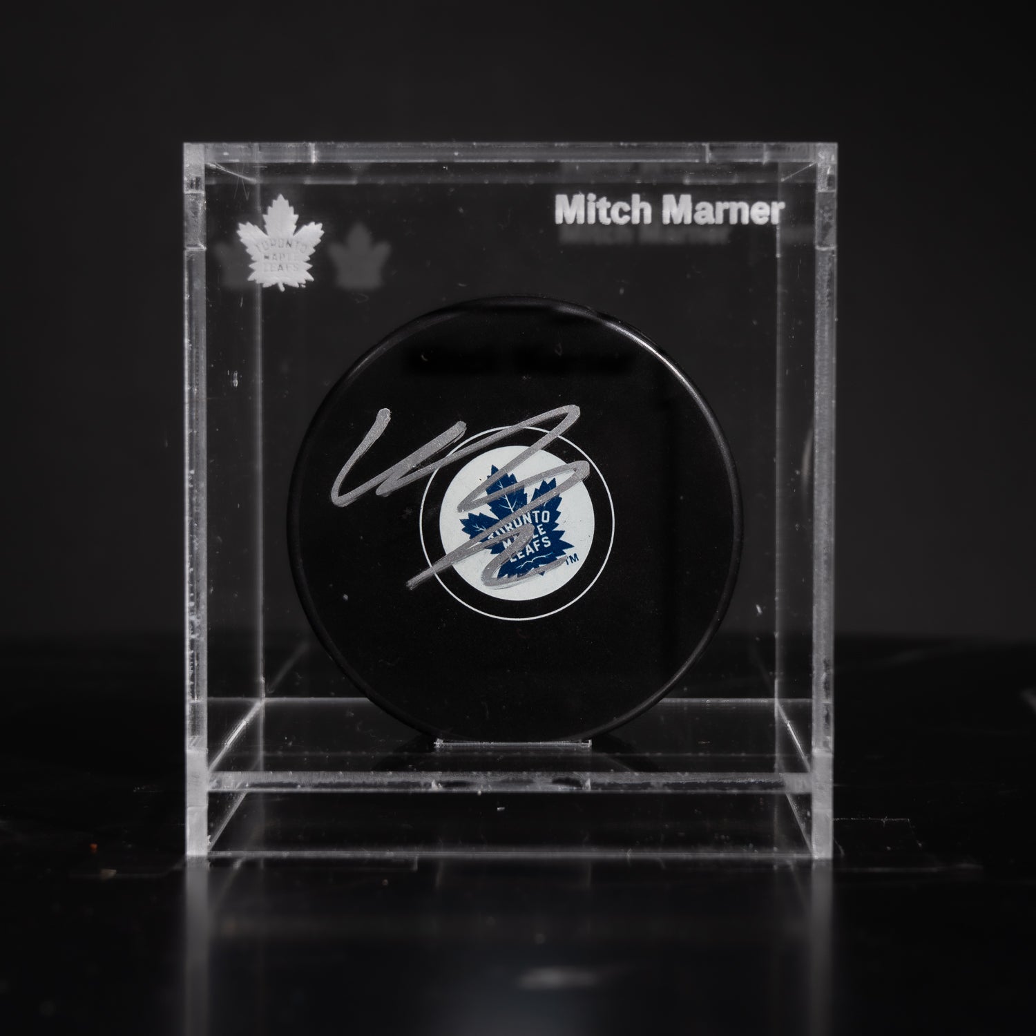 Puck Firmado Mitch Marner - Toronto Maple Leafs